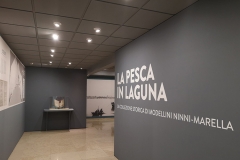 Allestimento della mostra LA PESCA IN LAGUNA al Centro Culturale Candiani