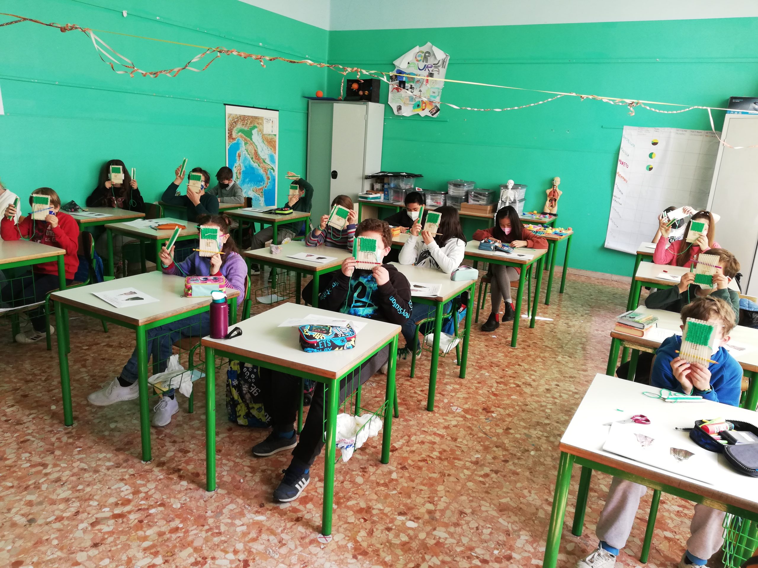 Bambini fanno un'attività in classe