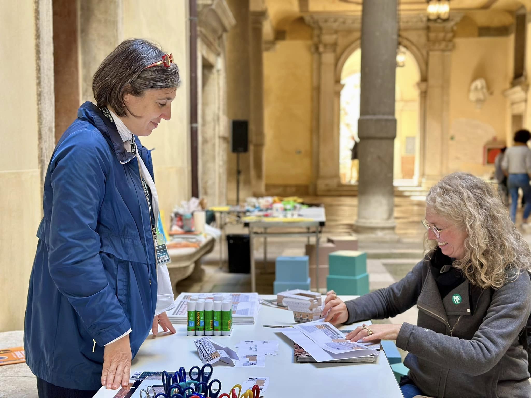Due persone davanti a un tavolo