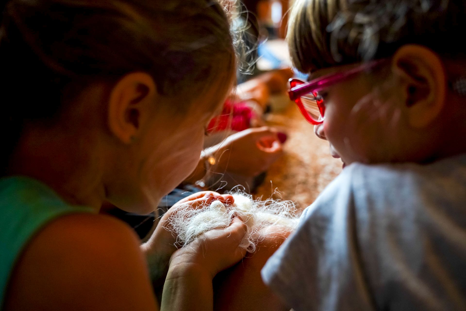 due bambine che guardano un tessuto