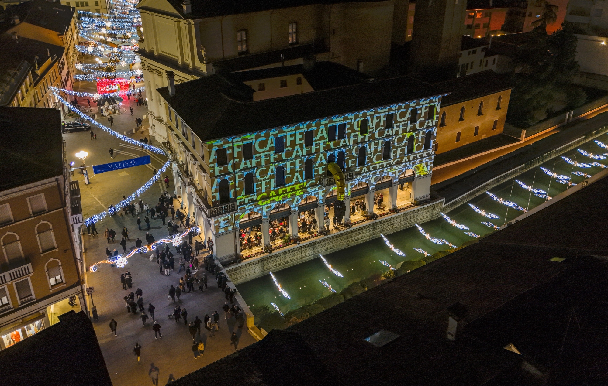 Emeroteca dell'Arte Mestre, vista dall'alto illuminata