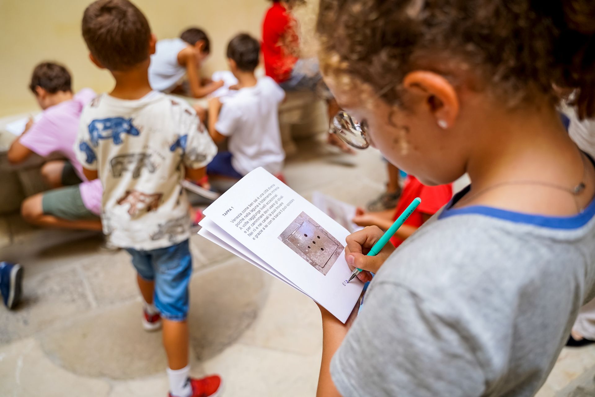 una bambina che scrive